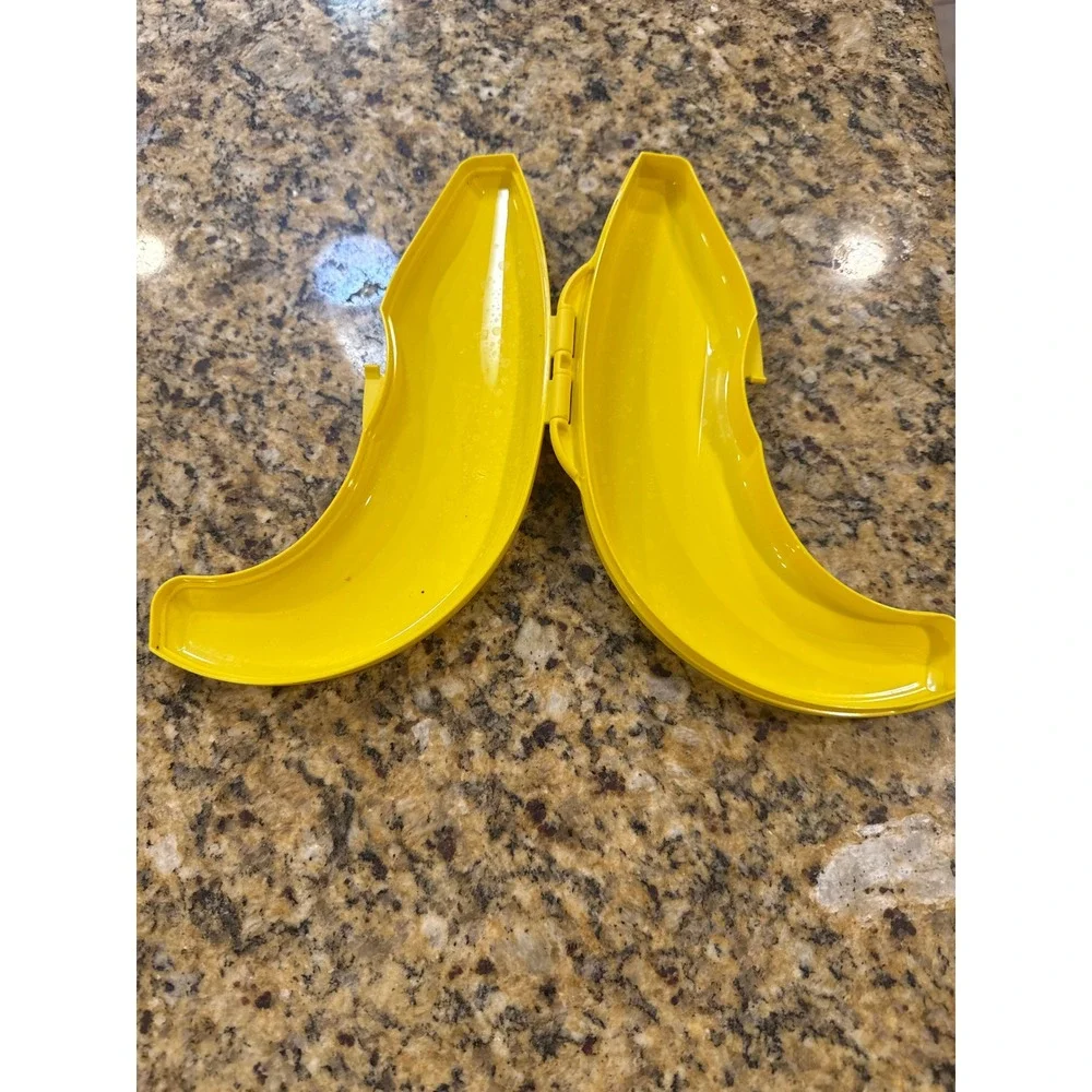 Tupperware Banana Keeper Yellow Plastic Fruit Protector Guard Case 9 Inch